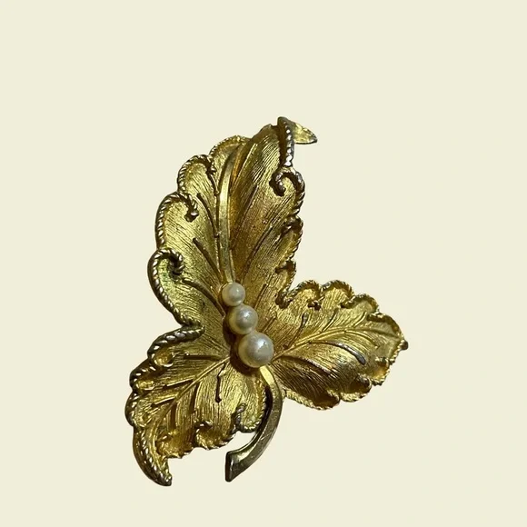 Beautiful! Brushed Gold tone Leaf Brooch with faux Pearls Vintage Fall - Picture 3 of 4